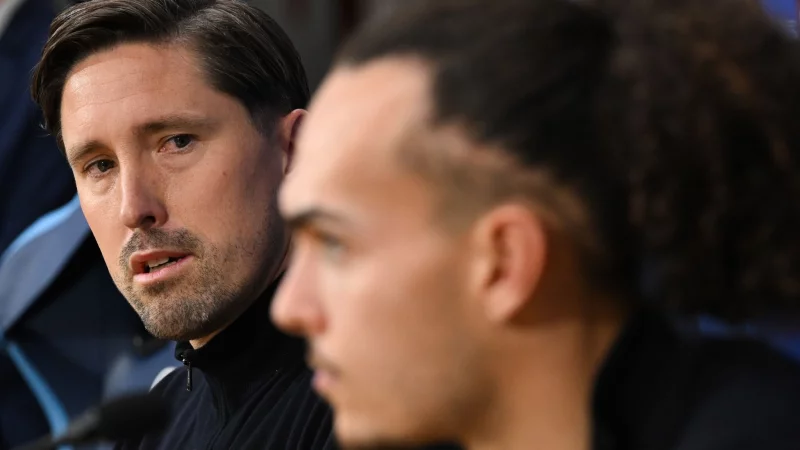 Co-Trainer Jan Fie&szlig;er (l) vertrat den erk&auml;lteten Eintracht-Chefcoach Dino Toppm&ouml;ller auf der Pressekonferenz. - &copy; Arne Dedert/dpa