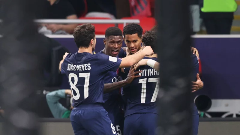 Die Profis von Paris Saint-Germain jubeln den F&uuml;hrungstreffer. - &copy; Hussein Sayed/AP/dpa