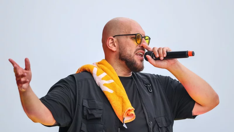 Rumbombe provoziert gerne – und landete damit den Malle-Hit des Jahres. (Archivbild) - © Christoph Reichwein/dpa