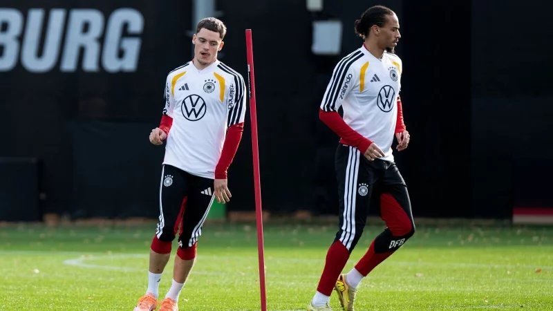 Leroy San&eacute; (r) steht im Fokus. - &copy; David Inderlied/dpa