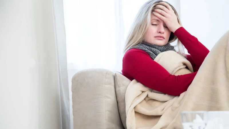 Auch wenn eine Erkältung einem nie so recht in den Terminplan passt: Hat es einen erwischt, sollte man sich lieber etwas zurücknehmen. - © Christin Klose/dpa-tmn