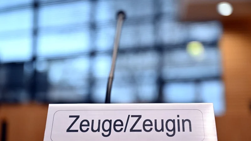 Oberlandesgerichts Karlsruhe: Jugendliche ab 15 Jahren dürfen eigenständig über ihr Aussageverhalten vor Gericht entscheiden. - © Martin Schutt/dpa