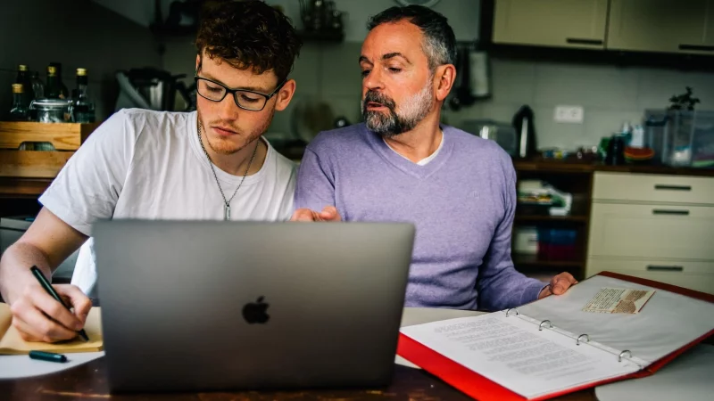 Notfallordner erstellt? Dann sollte Ihre Vertrauensperson auch wissen, wo dieser zu finden ist. - © Zacharie Scheurer/dpa-tmn