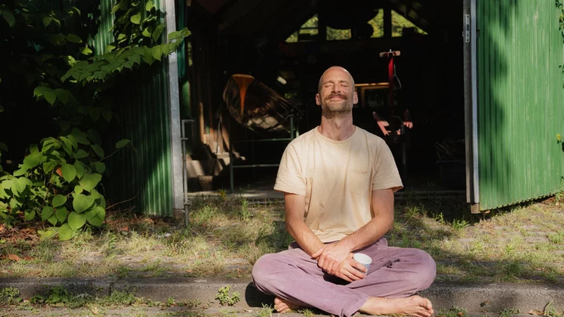 Auch wenn erst mal das Gedankenkarussell anspringt: Als konzentrative Übung hilft Meditation dabei, innerlich zur Ruhe zu kommen. - © Kniel Synnatzschke/Westend61/dpa-tmn