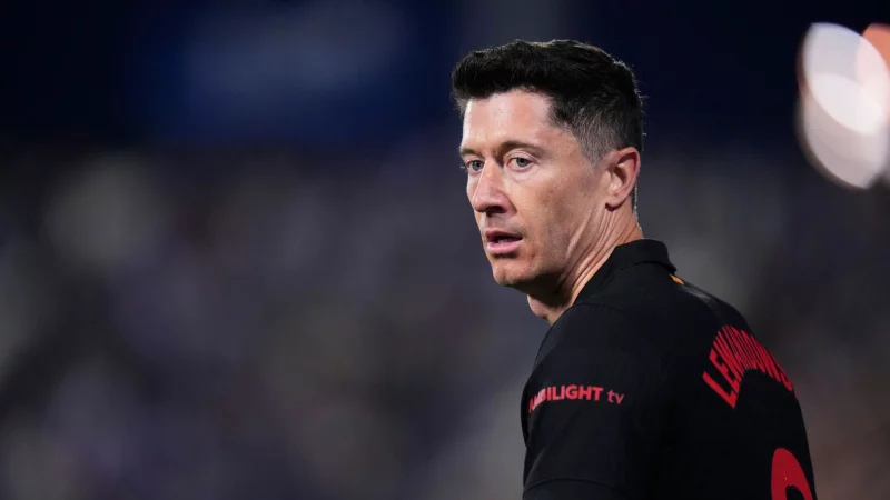 Fällt wegen einer Muskelverletzung vorerst aus: Robert Lewandowski - © Manu Fernandez/AP/dpa