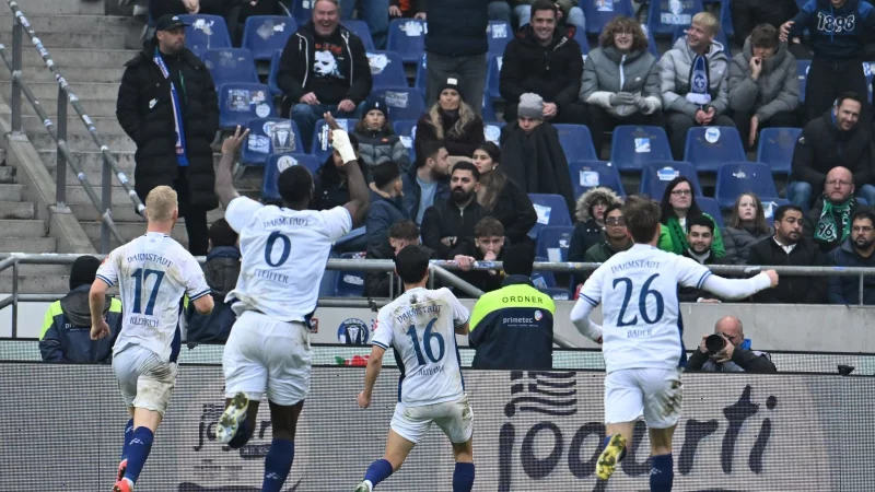 Gro&szlig;er Jubel bei Darmstadt 98 nach dem Siegtreffer von Hiroki Akiyama (M) in Hannover. - &copy; Swen Pf&ouml;rtner/dpa
