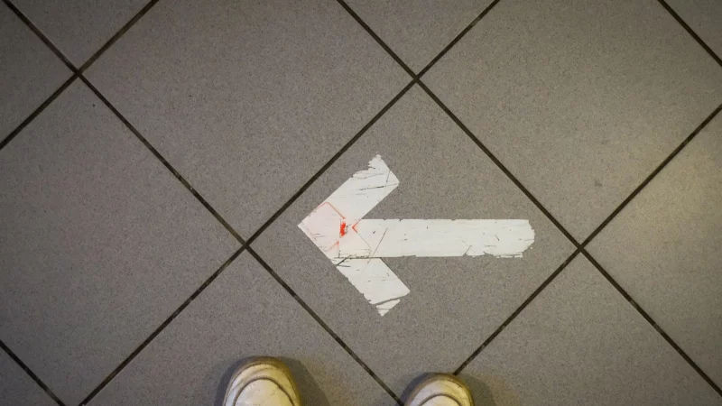 Wer falsch eingruppiert wurde, sollte sich erst einmal an den Betriebsrat wenden. - © Sebastian Willnow/dpa/dpa-tmn