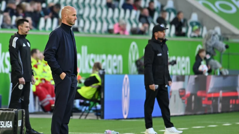 Genie&szlig;t vorerst noch R&uuml;ckendeckung: VfL Wolfsburgs Trainer Paul Simonis (l). - &copy; Swen Pf&ouml;rtner/dpa