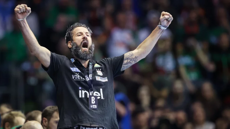 Seit zehn Jahren SCM-Coach: Bennet Wiegert pr&auml;gt eine &Auml;ra in Magdeburg und ist auf dem Weg zur n&auml;chsten Meisterschaft. (Archivbild) - &copy; Ronny Hartmann/dpa-Zentralbild/dpa