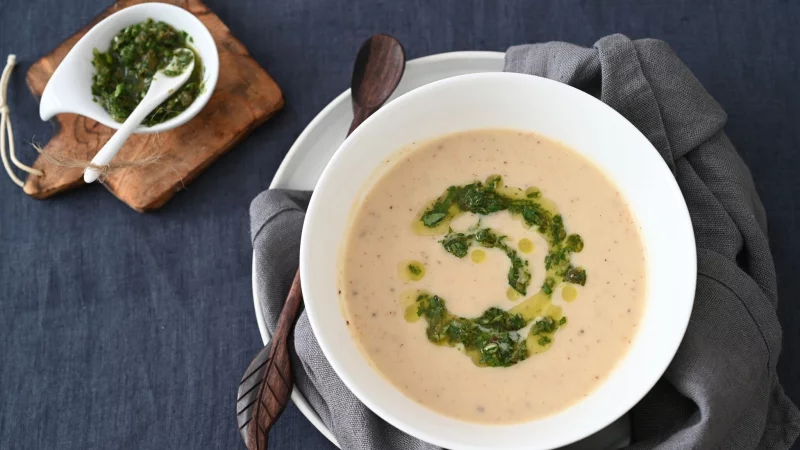 Die Basis f&uuml;r die cremige Suppe sind im Ofen ger&ouml;stete Blumenkohlr&ouml;schen, Kartoffeln und Knollensellerie-St&uuml;ckchen. - &copy; Julia uehren/loeffelgenuss.de/dpa-tmn