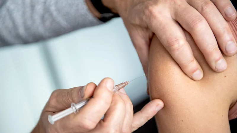 Wer sich vor der Grippe sch&uuml;tzen will, l&auml;sst sich am besten zwischen Oktober und Mitte Dezember gegen Influenzaviren impfen. - &copy; Zacharie Scheurer/dpa-tmn
