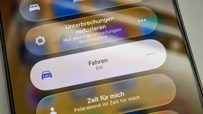 Damit das Smartphone-Ping nicht ablenkt: Der Fahrfokus schaltet Mitteilungen stumm, bis man wieder aussteigt. - &copy; Till Simon Nagel/dpa-tmn