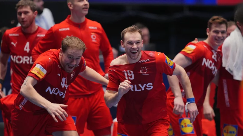 Die Dänen Simon Pytlick (l) und Mathias Gidsel (r) feiern reihenweise Erfolge im Nationalteam. - © Soeren Stache/dpa