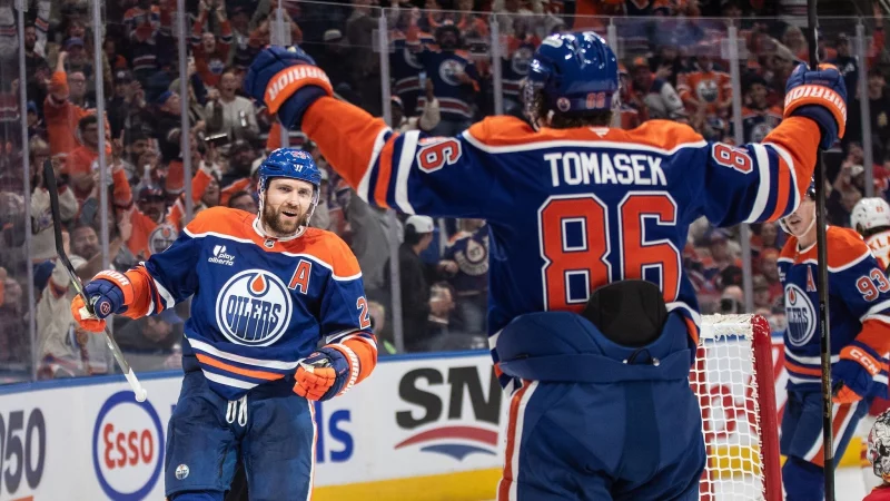 Leon Draisaitl (links) hat das 400. NHL-Tor seiner Karriere erzielt. - © Jason Franson/The Canadian Press/dpa