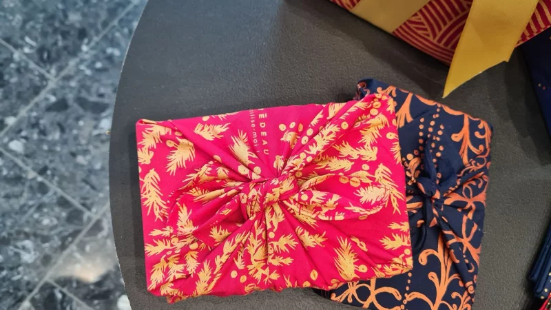 Japanische Tradition trifft Nachhaltigkeit: Furoshiki macht Geschenkverpackungen wiederverwendbar - gesehen auf der Frankfurter Messe Ambiente 2025. - &copy; Isabelle Modler/-/dpa-tmn