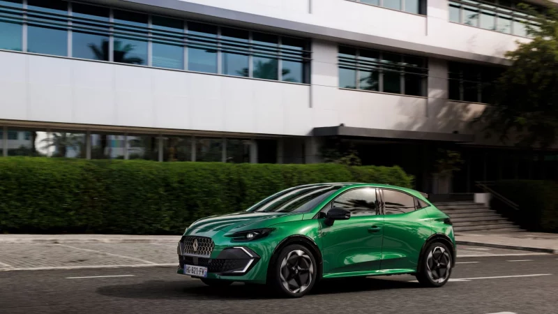 Der Renault Clio 6 rollt zu Beginn des neuen Jahres auch als Full-Hybrid auf die Straße. - © Clément Choulot/Renault/dpa-tmn