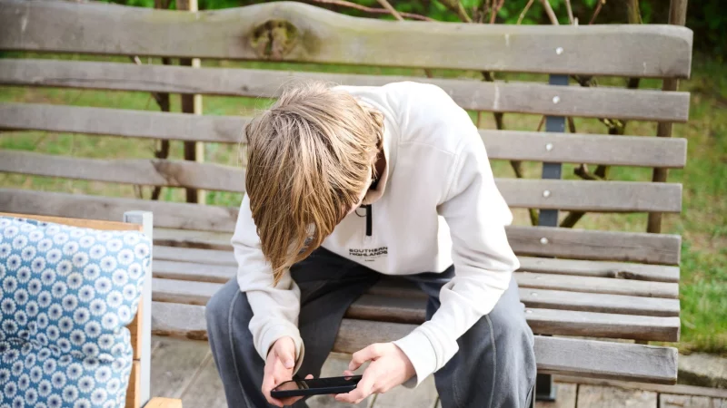 Australien setzt mit einem Social-Media-Verbot für Unter-16-Jährige weltweit ein Zeichen: Die Debatte um Altersgrenzen gewinnt an Fahrt. - © Annette Riedl/dpa