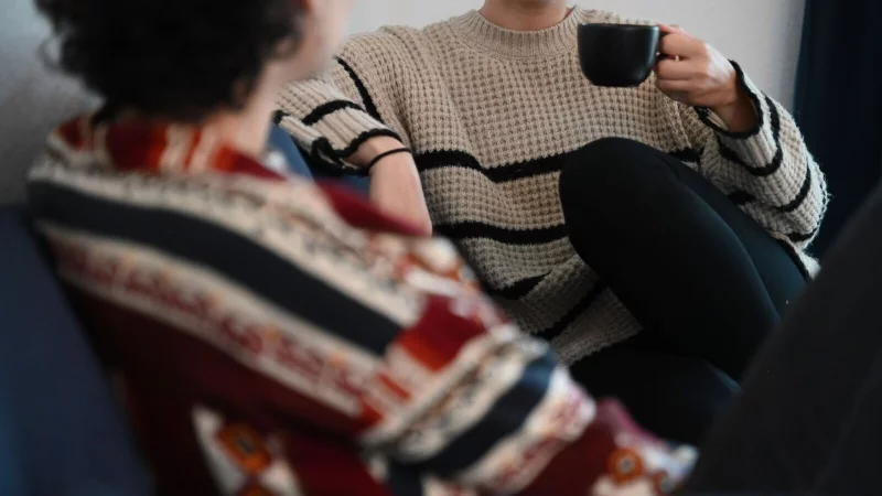 Präsenz und gemeinsames Aushalten der Situation sind wichtiger als perfekte Worte: Echtes Mitgefühl zeigt sich durch aufmerksames Dasein. - © Alicia Windzio/dpa/dpa-tmn