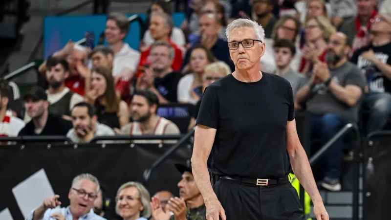 Gordon Herbert blickt auf seine Mannschaft. - © Harry Langer/dpa