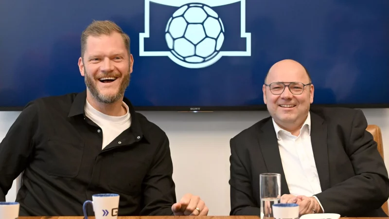 Sportdirektor Johannes Bitter (l) und Geschäftsführer Christian Hüneburg tragen seit Oktober 2024 die Verantwortung beim HSV Hamburg. - © Michael Schwartz/dpa