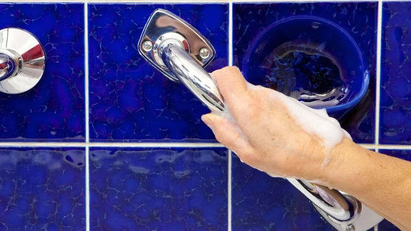 Fester Halt im Bad: Haltegriffe an Dusche oder Badewanne geben Sicherheit und k&ouml;nnen helfen, gef&auml;hrliche St&uuml;rze zu vermeiden. - &copy; Kai Remmers/dpa-tmn