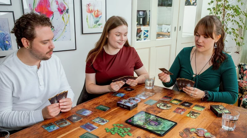 Bei Spiel «Boss Fighters QR» trifft ein klassisches Kartendeckbauspiel auf eine App, die mittels QR-Codes auf den Karten auf die Entscheidungen am Tisch reagiert. Ziel ist es, als Team nacheinander verschiedene Monster zu besiegen. - © Pegasus Spiele/dpa-tmn