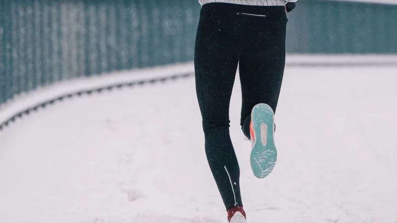 Joggen bei winterlichen Temperaturen ist m&ouml;glich: Erst ab minus 10 Grad oder bei Gl&auml;tte sollte das Training besser pausieren oder nach drinnen verlegt werden. - &copy; Zacharie Scheurer/dpa-tmn