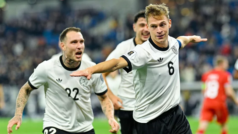 Joshua Kimmich feiert seinen ersten Doppelpack im Nationaltrikot mit einem «Schraubenzieher-Jubel», wie er hinterher erklärte. - © Uwe Anspach/dpa