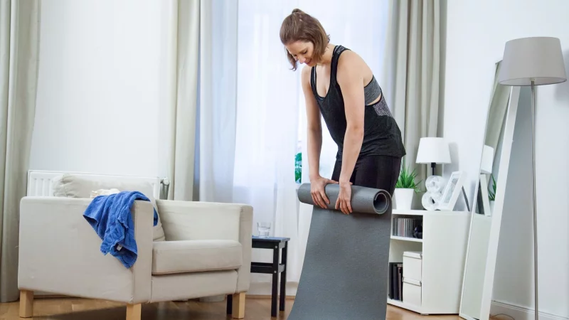Damit sie lange hält: Yogamatte locker aufrollen und dann an einen trockenen Ort ohne direktes Sonnenlicht stellen. - © Christin Klose/dpa-tmn