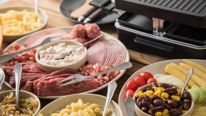 Sicher genie&szlig;en: Getrenntes Besteck f&uuml;r rohes Fleisch und andere Zutaten verhindert eine Kreuzkontamination. - &copy; Christin Klose/dpa-tmn