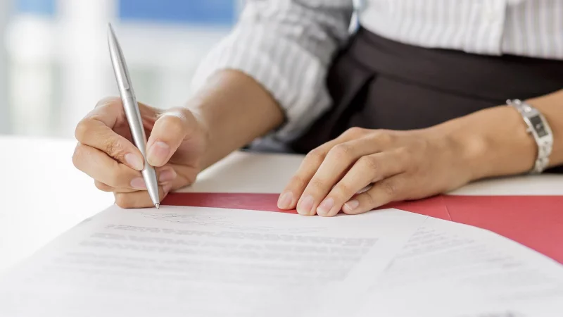 Wer es sich zutraut, sein Arbeitszeugnis selbst zu schreiben, sollte das nur mit fachlichem Gegencheck machen. - &copy; Monique W&uuml;stenhagen/dpa-tmn