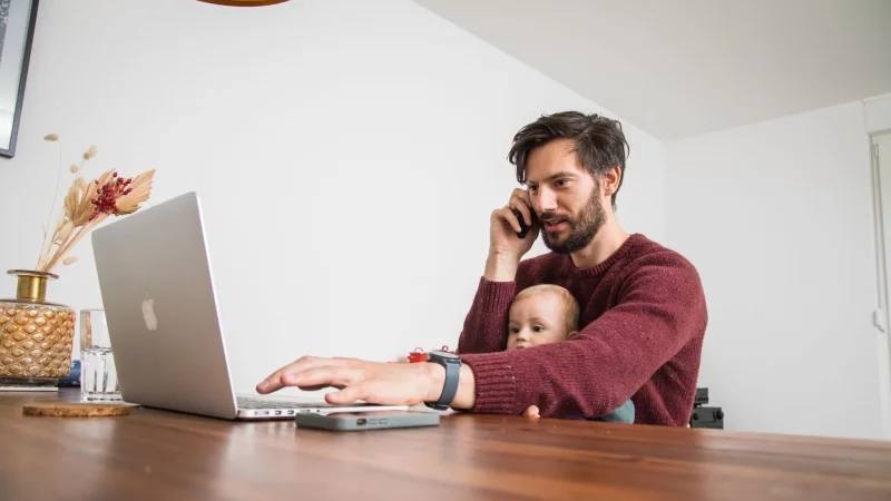 Genau prüfen: Wer durch Verlustverrechnungen Steuern sparen will, bekommt womöglich weniger Elterngeld. - © Christin Klose/dpa Themendienst/dpa-tmn