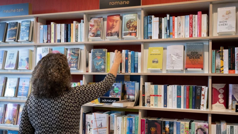 In Deutschland gibt es weniger Buchhandlungen. (Symbolbild) - © Boris Roessler/dpa