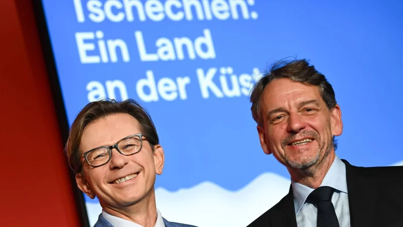 Tomas Kubícek (r), Direktor der Mährischen Landesbibliothek und Projektleiter des tschechischen Ehrengastauftritts, sowie Martin Krafl, Programmmanager des tschechischen Ehrengastauftritts, auf der Frankfurter Buchmesse. - © Arne Dedert/dpa