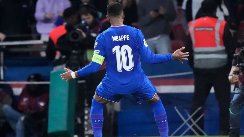 Erst Torjubel, dann Verletzung: Kylian Mbapp&eacute; muss eine Zwangspause einlegen. - &copy; Michel Euler/AP/dpa