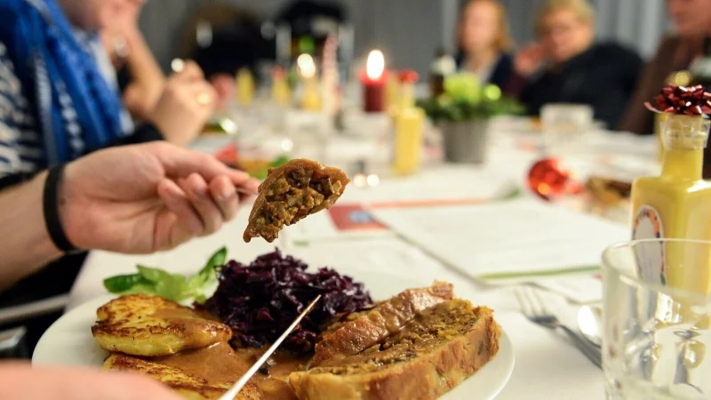Vegetarische Gerichte mit saisonalem Gemüse wie Rotkohl, Wirsing oder Rote Bete sind günstige Alternativen zum klassischen Festtagsbraten. - © Britta Pedersen/dpa/dpa-tmn