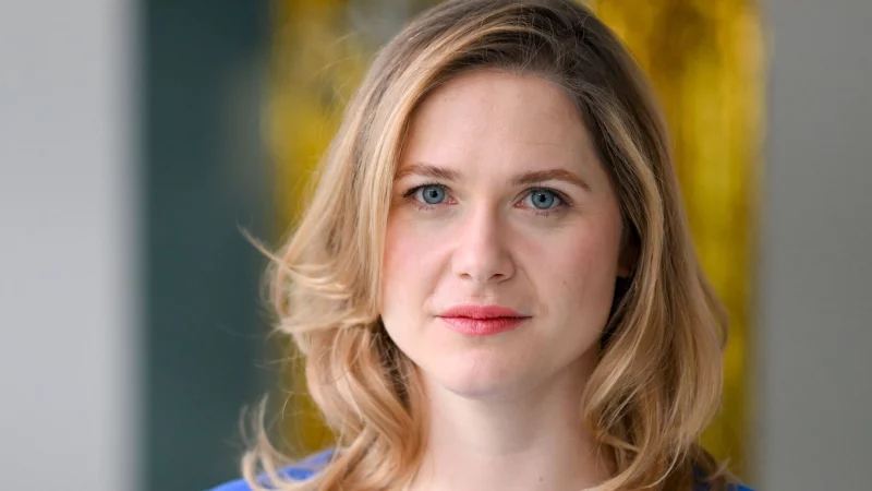 Schauspielerin Laura Lippmann kann Geb&auml;rdensprache &uuml;bersetzen. - &copy; Jens Kalaene/dpa