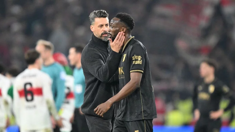 Wieder nichts: Augsburgs Trainer Wagner versucht den Verteidiger Matsima zu tr&ouml;sten. - &copy; Bernd Wei&szlig;brod/dpa