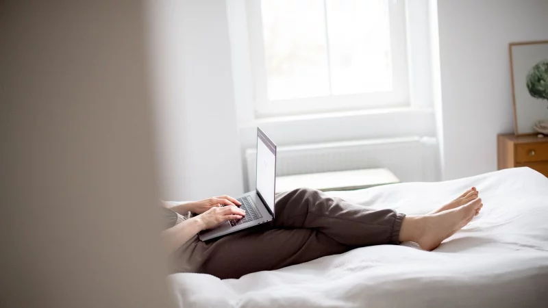 Hat jemand Fremdes auf Ihren Namen im Internet eingekauft? Dann kann das unangenehme Folgen haben. - © Zacharie Scheurer/dpa-tmn