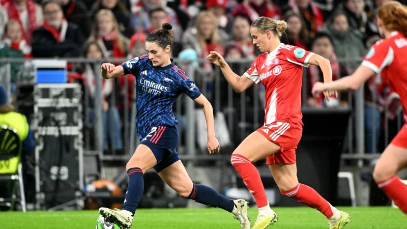 Bayerns Klara B&uuml;hl (rechts) im Zweikampf mit Emily Fox von Arsenal. - &copy; Jens Niering/dpa