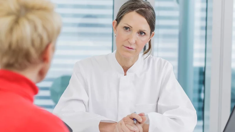 &Uuml;belkeit, Schmerzen im Oberbauch oder Fettstuhl: Sind typische Beschwerden von Pankreaskrebs stark und/oder halten l&auml;nger als zwei bis vier Wochen an, sollte man sie &auml;rztlich abkl&auml;ren lassen. - &copy; Monique W&uuml;stenhagen/dpa-tmn