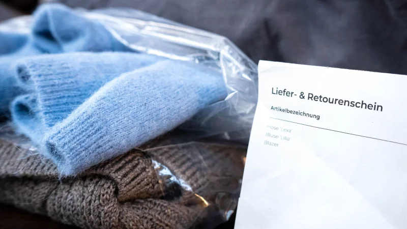 Das Verpacken und Versenden von Retouren sollte man gut dokumentieren und Belege aufbewahren. - © Sina Schuldt/dpa/dpa-tmn
