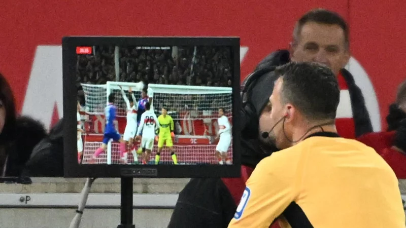 Die FIFA gibt vor, wann im Fußball der VAR eingreift. (Archivbild) - © Marijan Murat/dpa