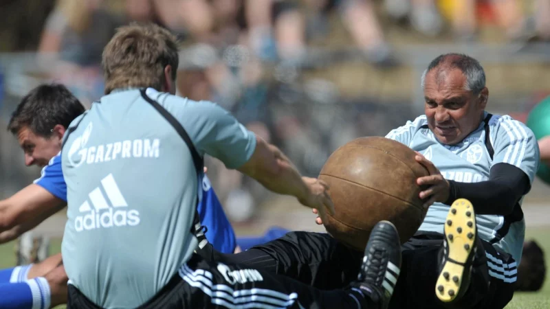 Der Medizinball durfte bei Felix Magath nicht fehlen. (Archivbild) - &copy; picture alliance / dpa
