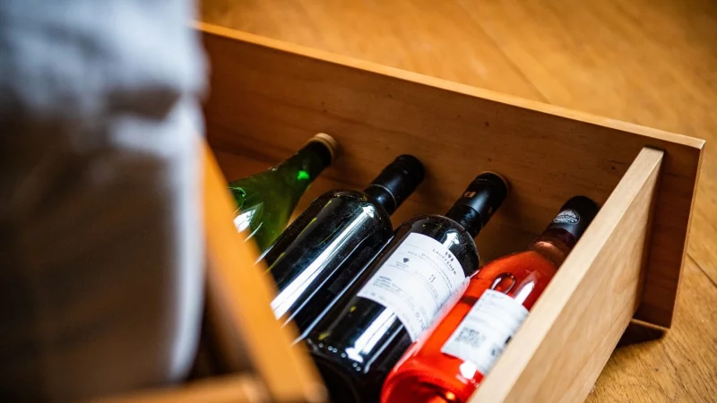 Da liegen sie gut: Weinflaschen lagern in einem Bettkasten im Schlafzimmer - ohne gro&szlig;e Temperaturschwankungen. - &copy; Zacharie Scheurer/dpa-tmn
