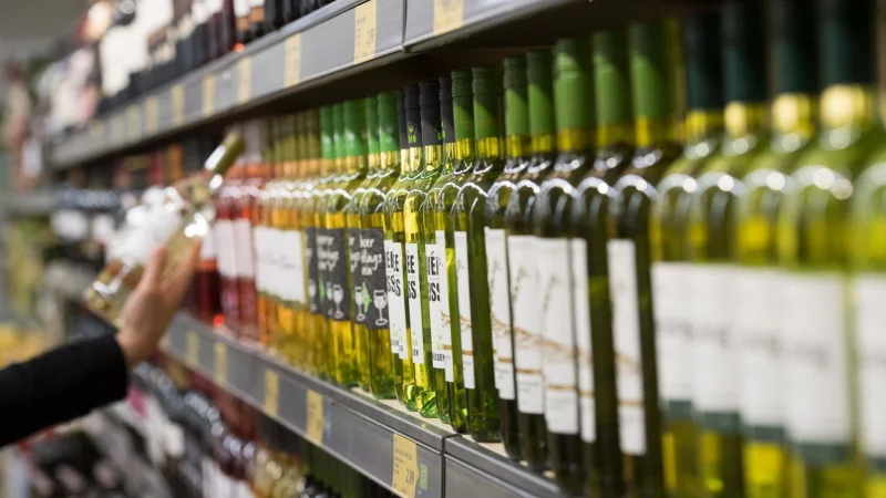 Weine aus Superm&auml;rkten und Discountern sind zum baldigen Trinken und nicht zum Lagern bestimmt. - &copy; Bernd Thissen/dpa/dpa-tmn