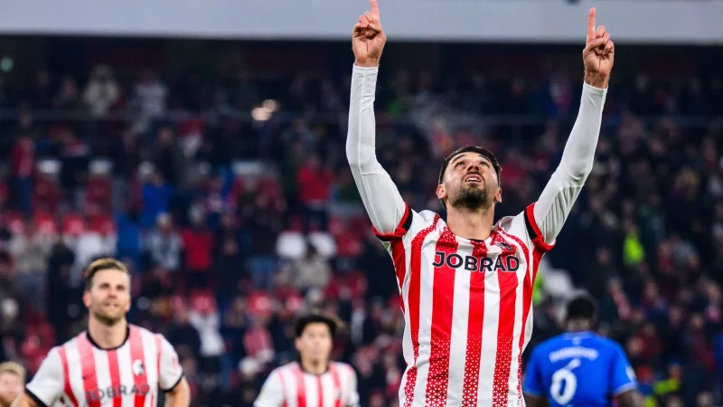 Grifo trifft schon wieder: Der Offensivspieler verwandelte den Elfmeter zum 1:0. - © Tom Weller/dpa