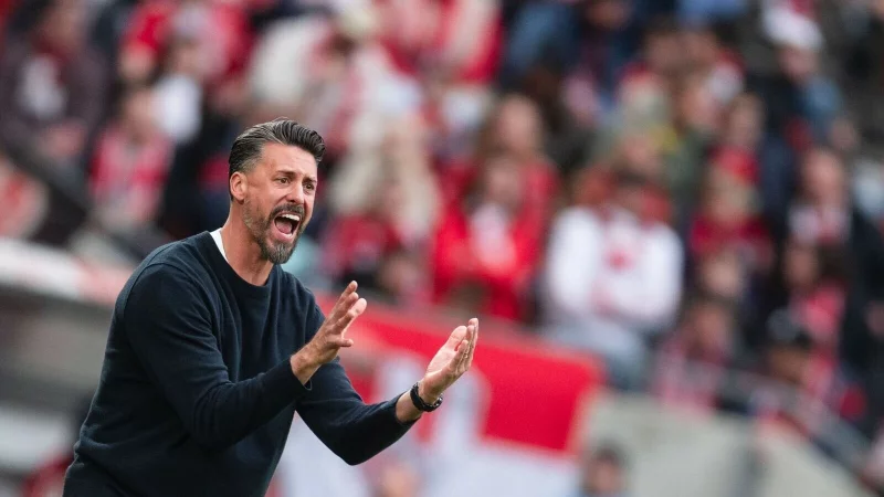 Augsburg-Trainer Sandro Wagner ist in dieser Saison bereits dreimal verwarnt worden. (Archivfoto) - © Marius Becker/dpa