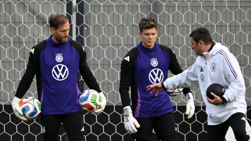 Oliver Baumann (l.) h&ouml;rt Torwart-Trainer Andreas Kronenberg aufmerksam zu. - &copy; Federico Gambarini/dpa