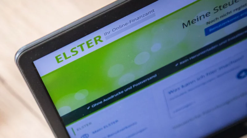 Immobilien, Wertpapiere, Bankguthaben: Auch wenn keine Erbschaftsteuer anfallen sollte, ist das Finanzamt über eine Erbschaft zu informieren. - © Christin Klose/dpa-tmn